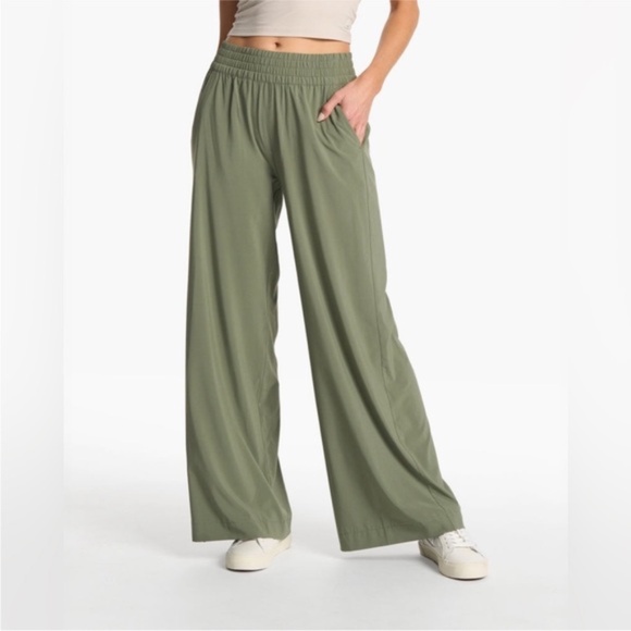 Vuori Pants - Vuori Villa Wideleg Pants - Women's In green Size small
